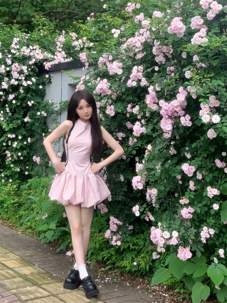 French-style sweet pink sleeveless halter neck dress for women, summer design, slimming waist, puffy short skirt, suitable for petite women.