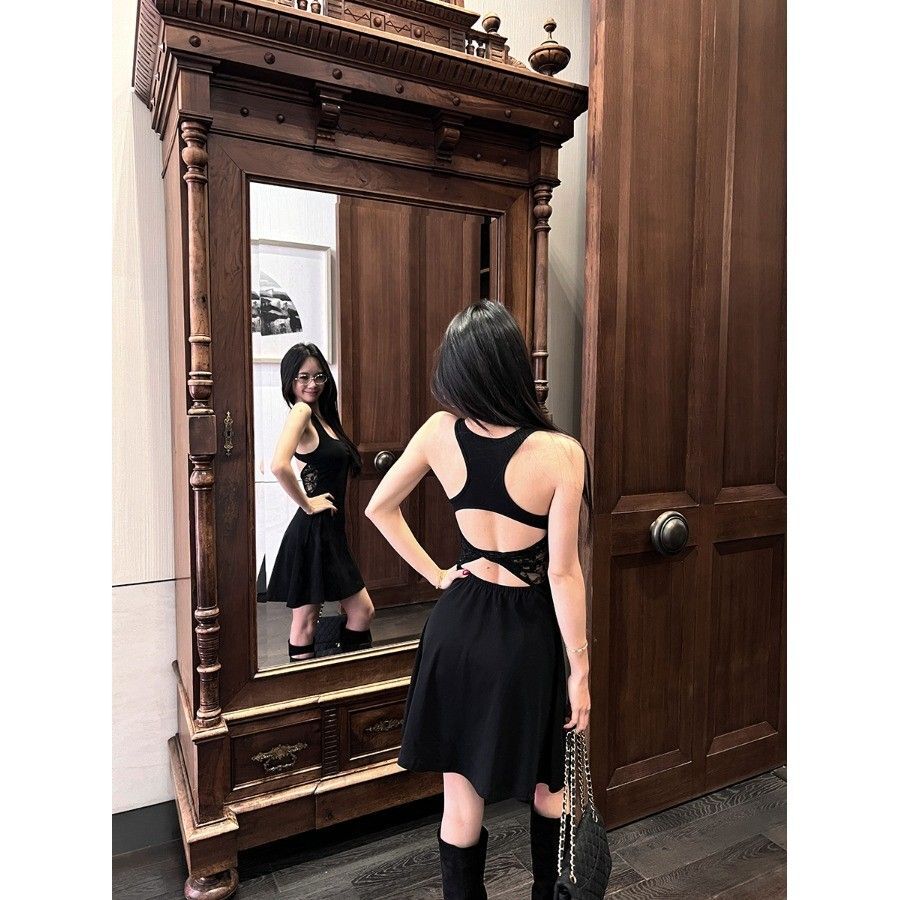 Lace-trimmed backless halter dress, black summer slim-fitting dress, alluring and flattering A-line skirt.