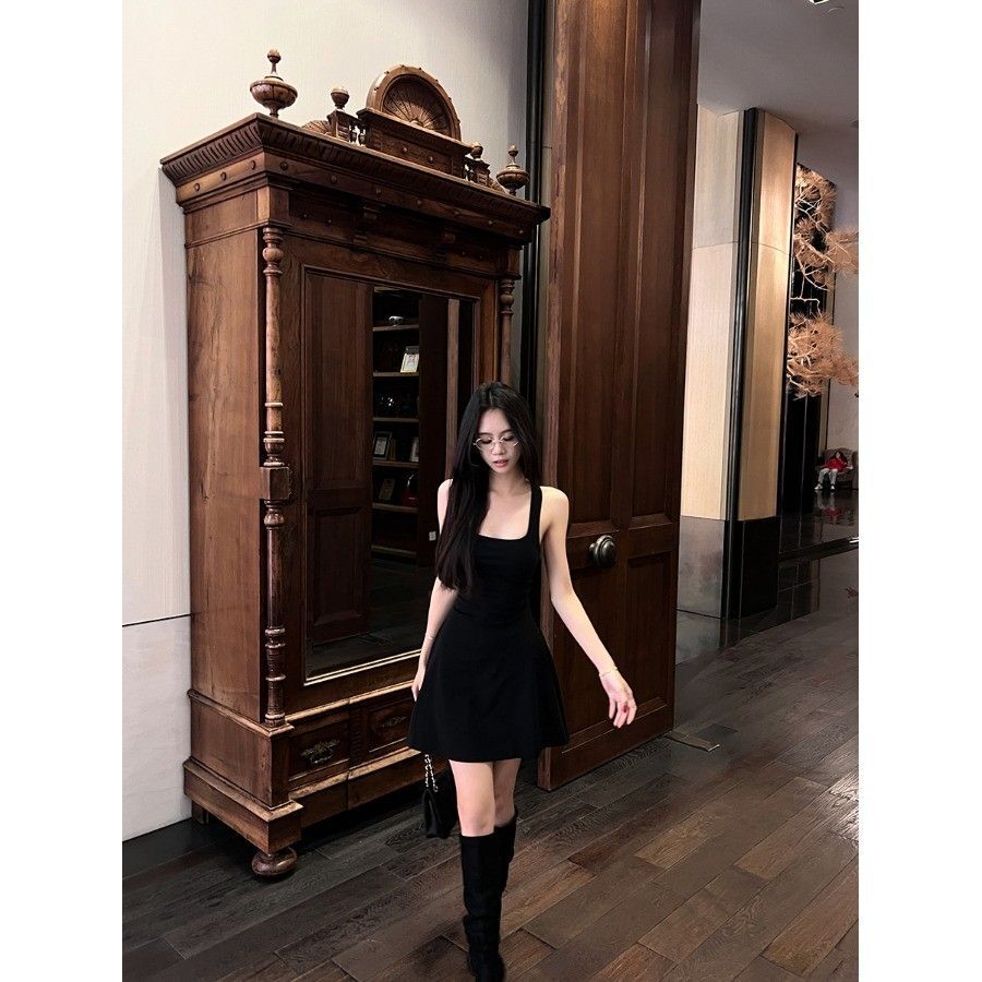 Lace-trimmed backless halter dress, black summer slim-fitting dress, alluring and flattering A-line skirt.