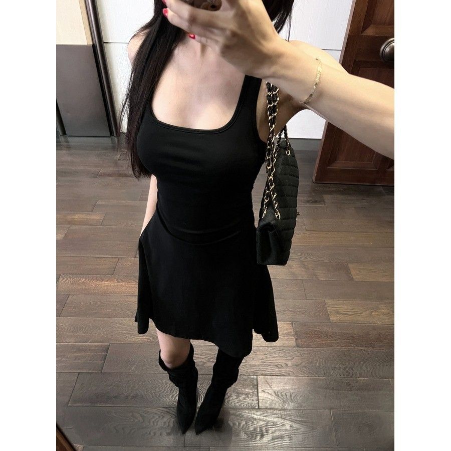 Lace-trimmed backless halter dress, black summer slim-fitting dress, alluring and flattering A-line skirt.