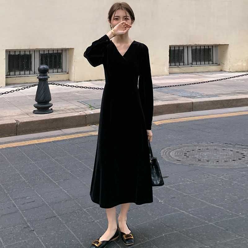 Early Autumn Women's Hepburn-style Little Black Dress Evening Gown with Coat Base Layer Black Velvet Dress for Autumn and Winter