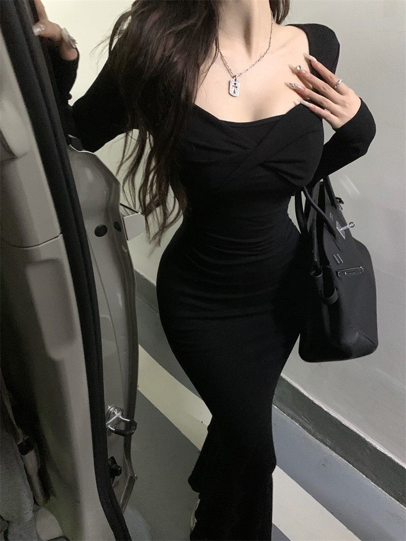 Grey long-sleeved square neck knit dress for women, autumn style, sexy and alluring, fitted waist, bodycon fishtail maxi skirt.