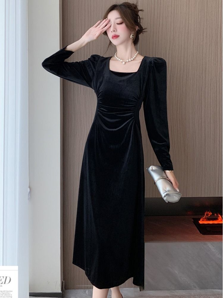 Hepburn-style black velvet square-neck dress, autumn French-style elegant long-sleeved evening gown with pleats and a fitted waist.