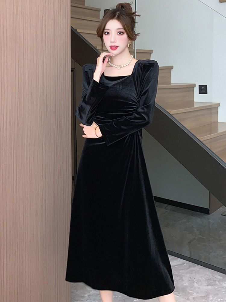 Hepburn-style black velvet square-neck dress, autumn French-style elegant long-sleeved evening gown with pleats and a fitted waist.