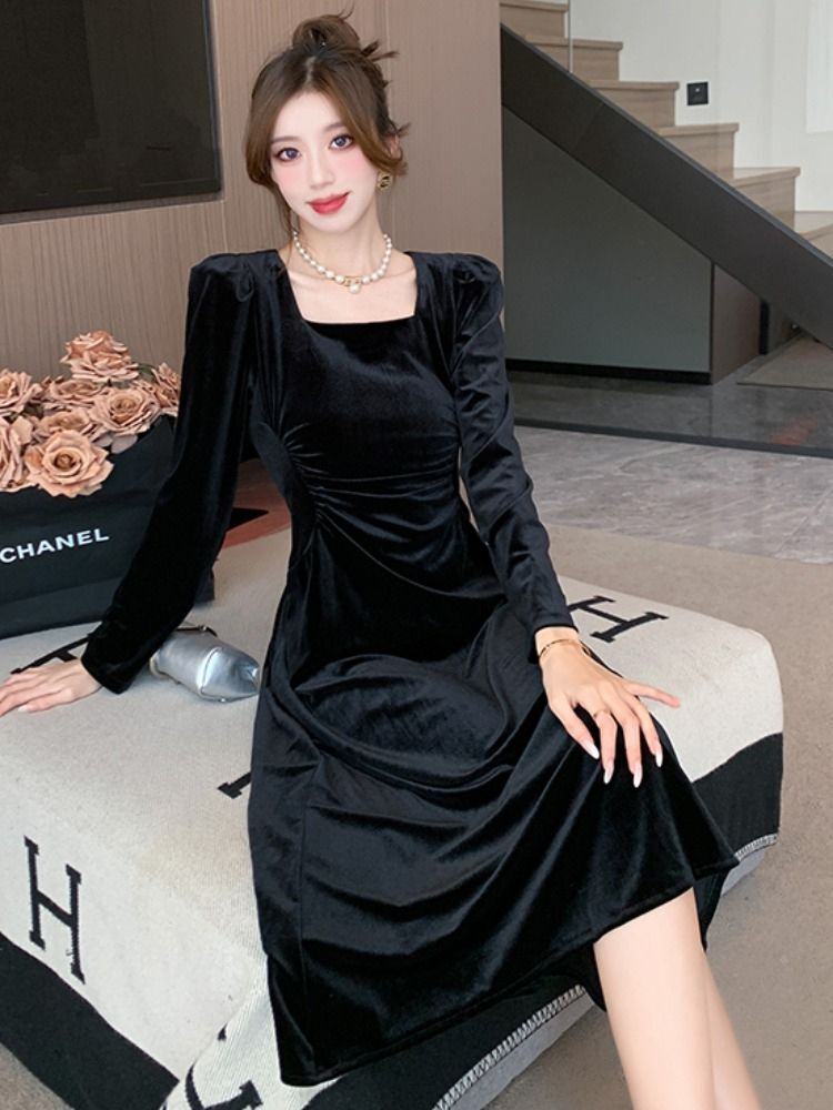 Hepburn-style black velvet square-neck dress, autumn French-style elegant long-sleeved evening gown with pleats and a fitted waist.