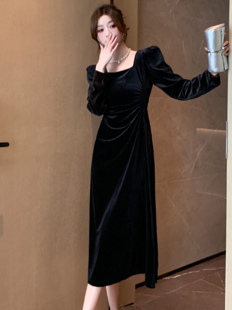 Hepburn-style black velvet square-neck dress, autumn French-style elegant long-sleeved evening gown with pleats and a fitted waist.