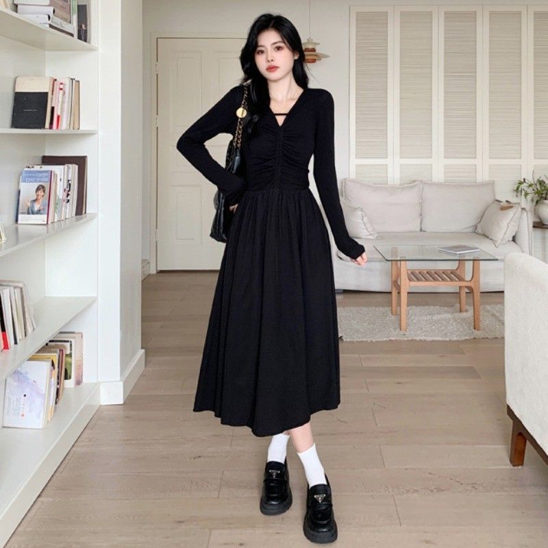 Hepburn-style, light luxury, chic, youthful, and elegant little black dress for autumn, goddess-like, concealing the tummy and slimming the waist.