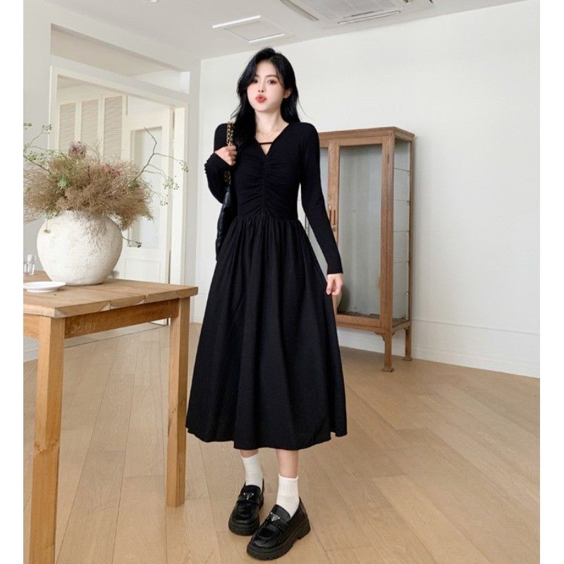 Hepburn-style, light luxury, chic, youthful, and elegant little black dress for autumn, goddess-like, concealing the tummy and slimming the waist.