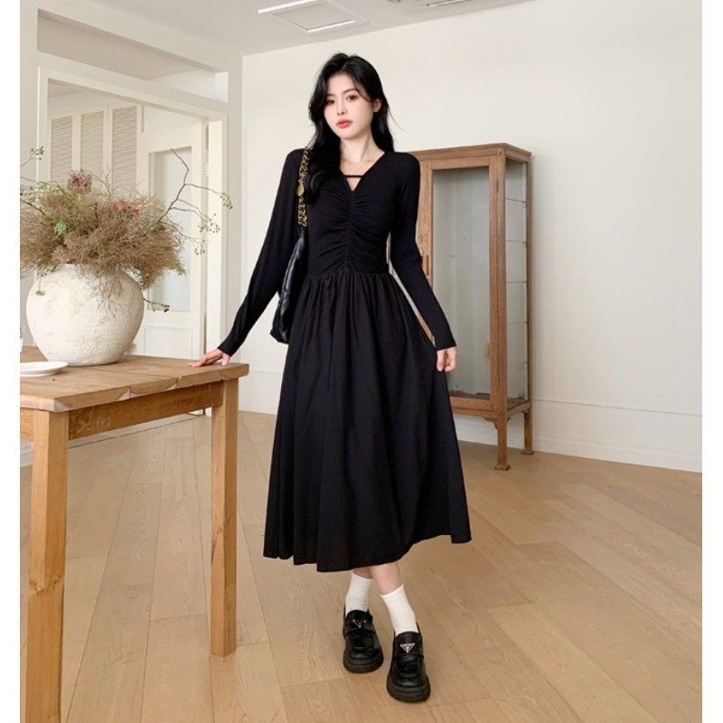 Hepburn-style, light luxury, chic, youthful, and elegant little black dress for autumn, goddess-like, concealing the tummy and slimming the waist.