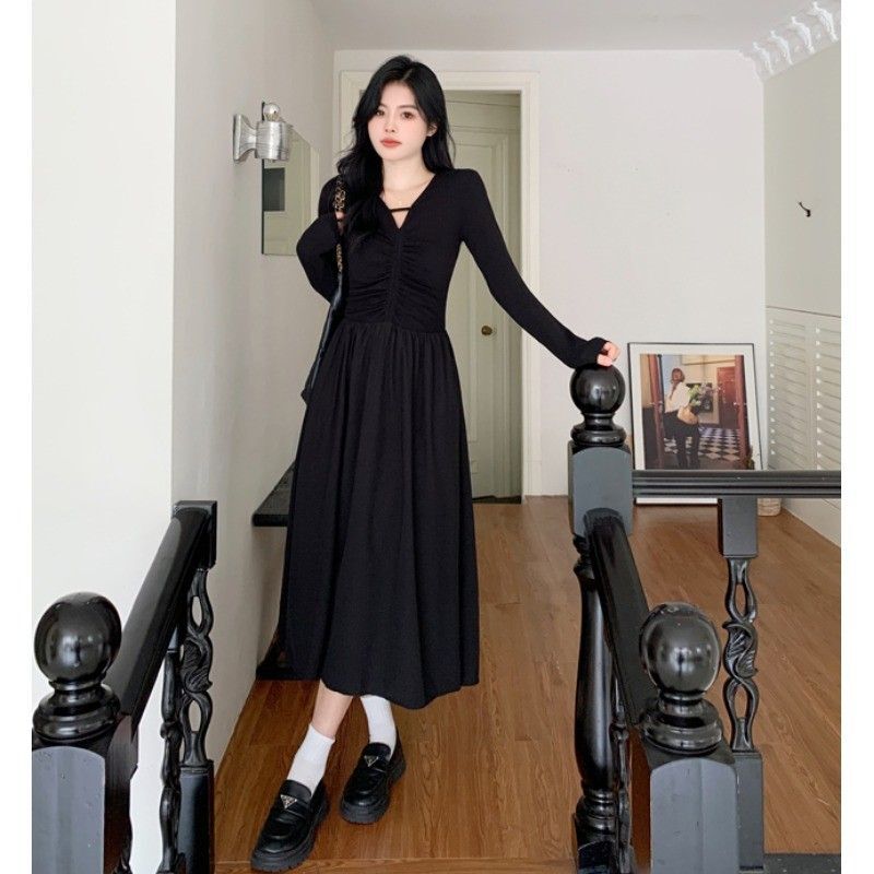 Hepburn-style, light luxury, chic, youthful, and elegant little black dress for autumn, goddess-like, concealing the tummy and slimming the waist.