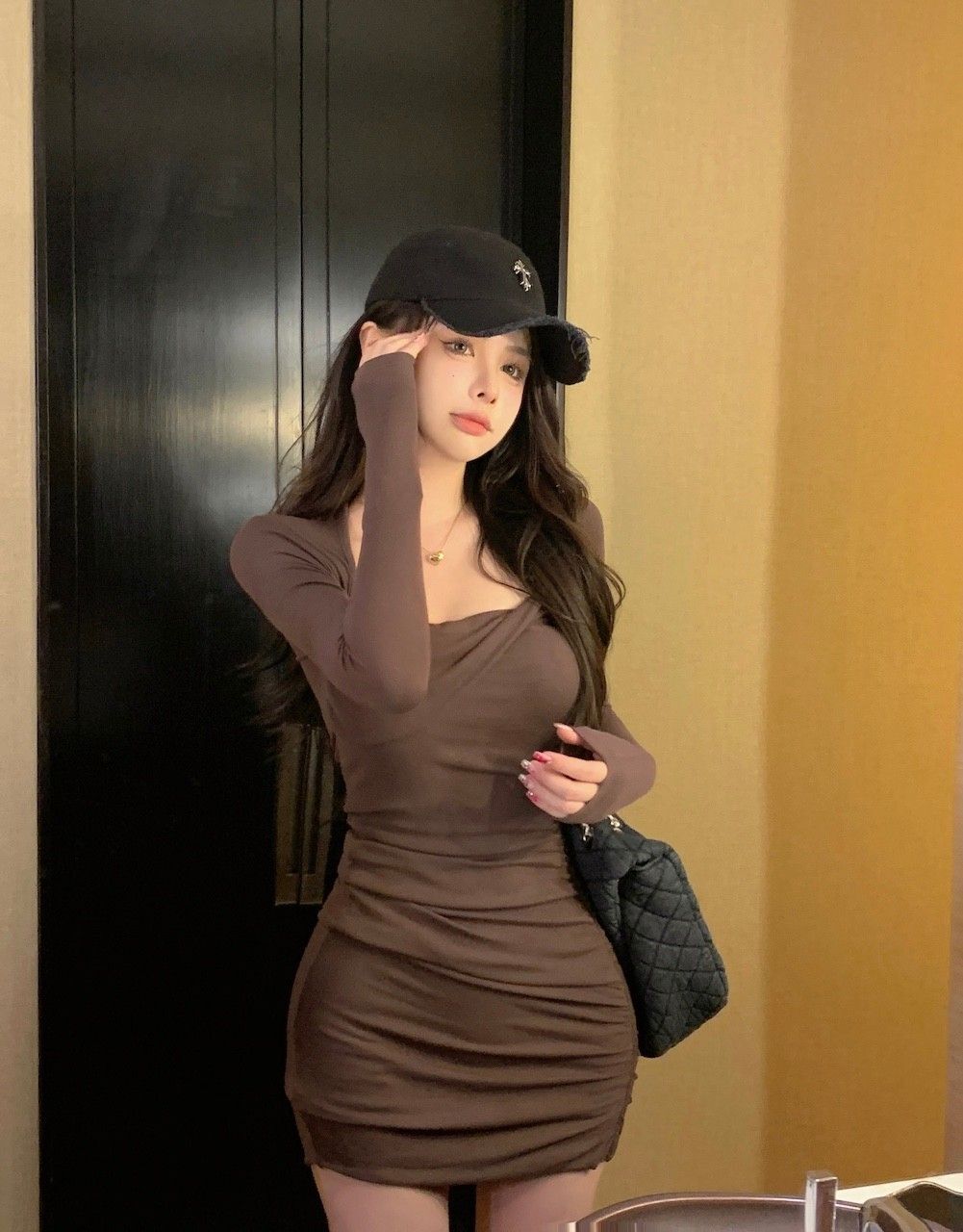 Pure and alluring bodycon long-sleeved dress with a sophisticated design, a unique and understated style, slimming and flattering.