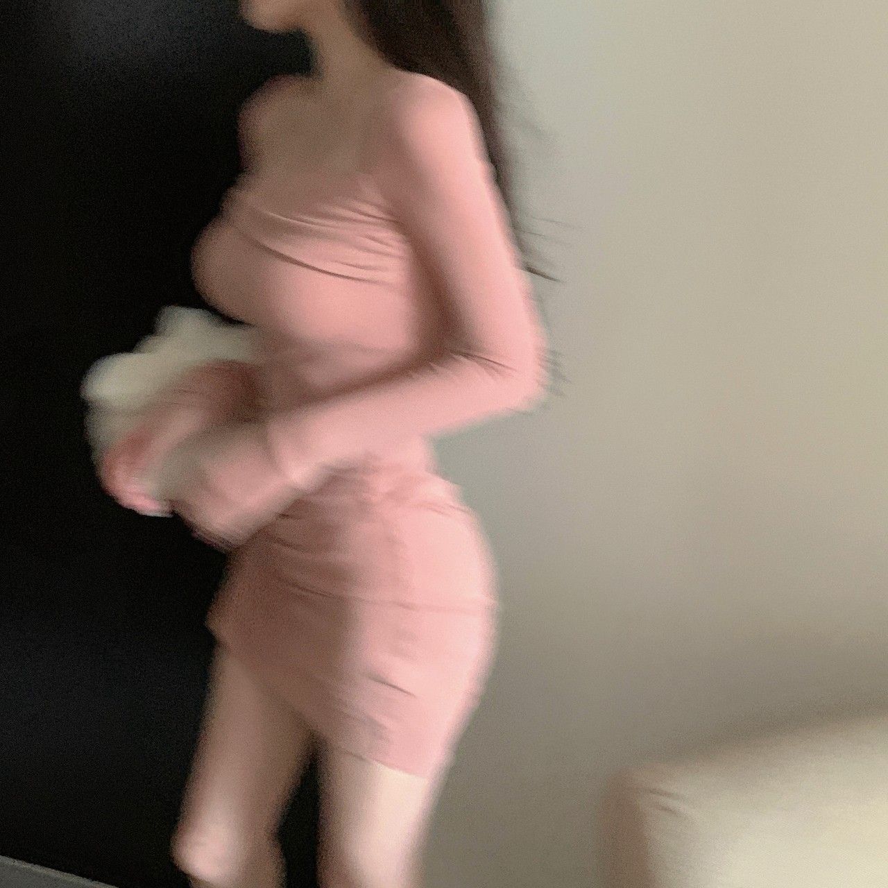 Pure and alluring bodycon long-sleeved dress with a sophisticated design, a unique and understated style, slimming and flattering.