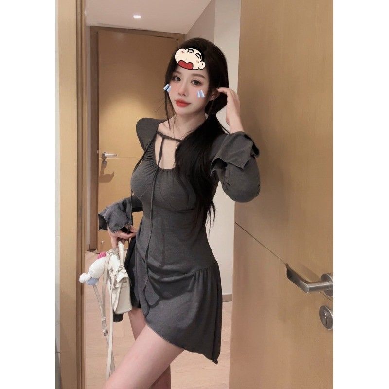 A sexy and alluring irregular long-sleeved fitted waist dress with flared sleeves, bodycon short skirt, and A-line skirt as a base layer.