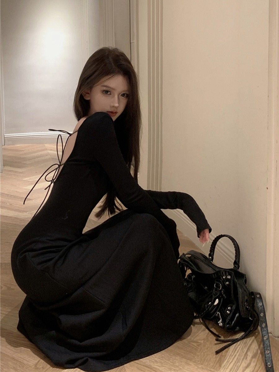 Black sexy Hepburn-style long-sleeved dress for autumn and winter, French hot girl style, backless, waist-cinching A-line long skirt