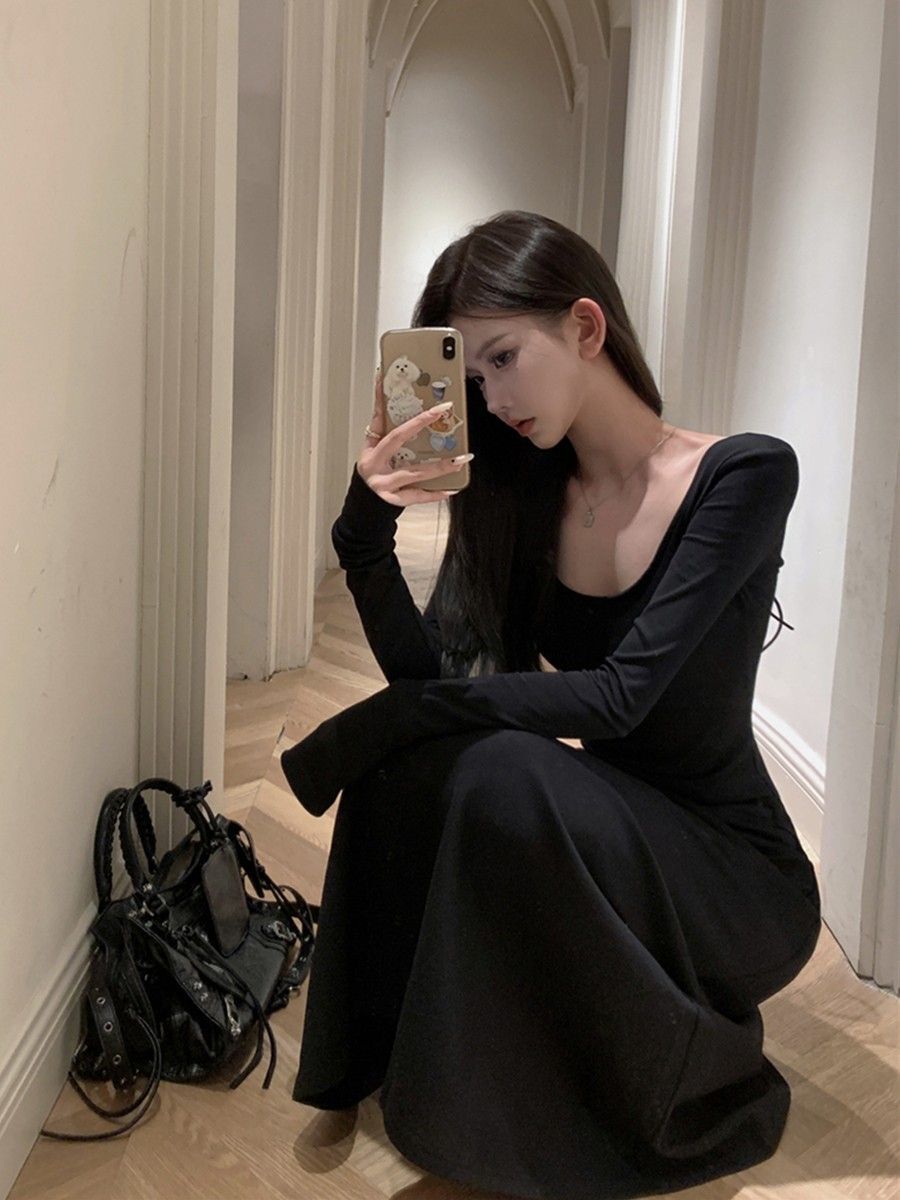 Black sexy Hepburn-style long-sleeved dress for autumn and winter, French hot girl style, backless, waist-cinching A-line long skirt