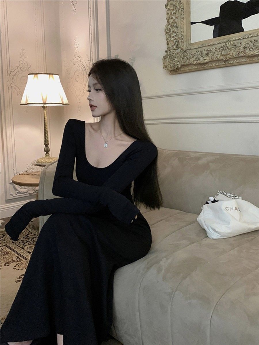 Black sexy Hepburn-style long-sleeved dress for autumn and winter, French hot girl style, backless, waist-cinching A-line long skirt