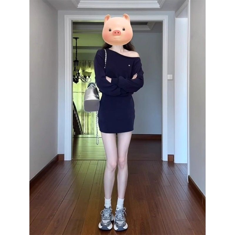 French-style off-shoulder long-sleeved sweatshirt dress for early autumn, elegant and sophisticated, petite, slim-fitting, bodycon mini skirt.