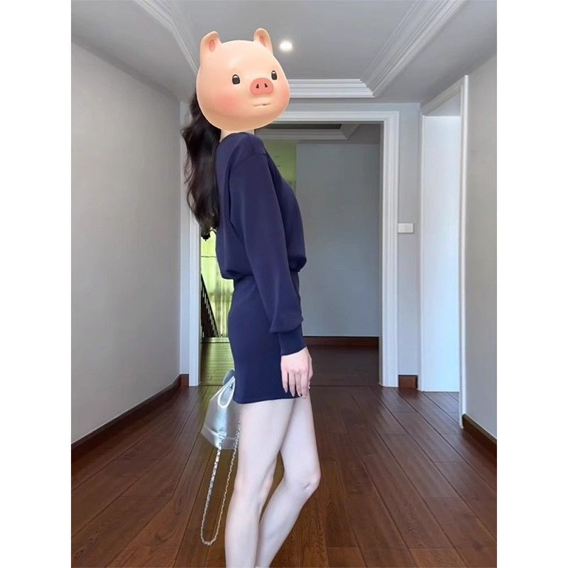 French-style off-shoulder long-sleeved sweatshirt dress for early autumn, elegant and sophisticated, petite, slim-fitting, bodycon mini skirt.