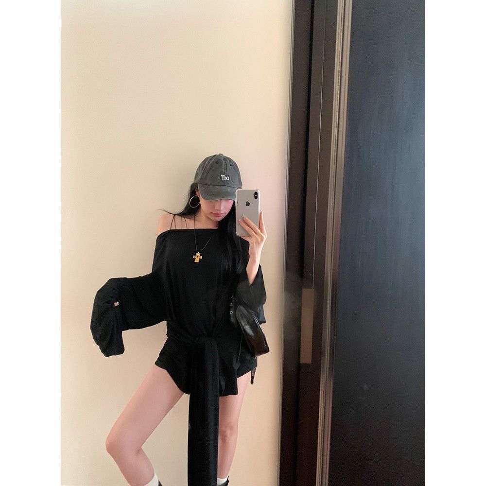 Irregular black off-shoulder long-sleeved T-shirt dress for early autumn, stylish and slimming with a tie-up skirt.