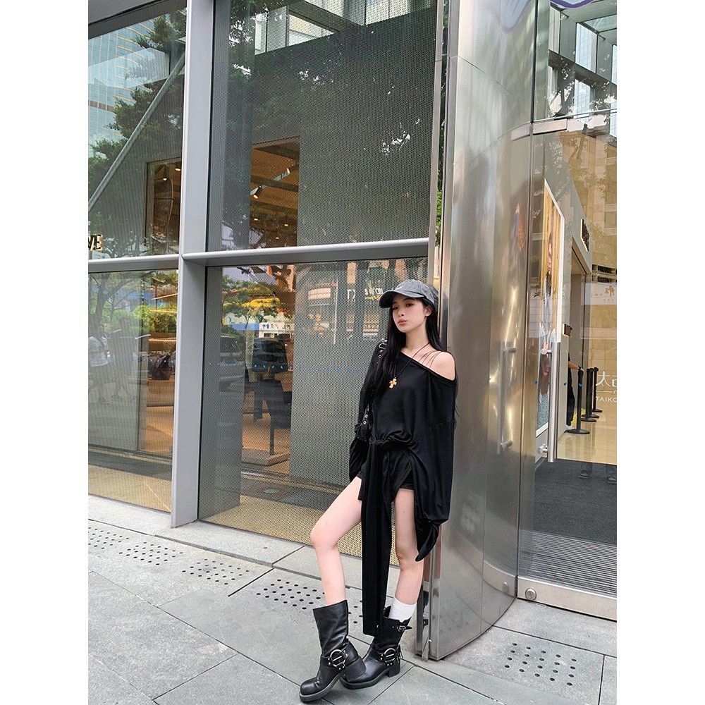 Irregular black off-shoulder long-sleeved T-shirt dress for early autumn, stylish and slimming with a tie-up skirt.
