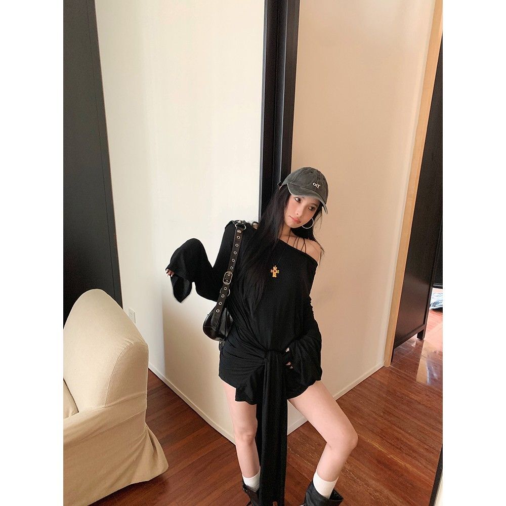 Irregular black off-shoulder long-sleeved T-shirt dress for early autumn, stylish and slimming with a tie-up skirt.