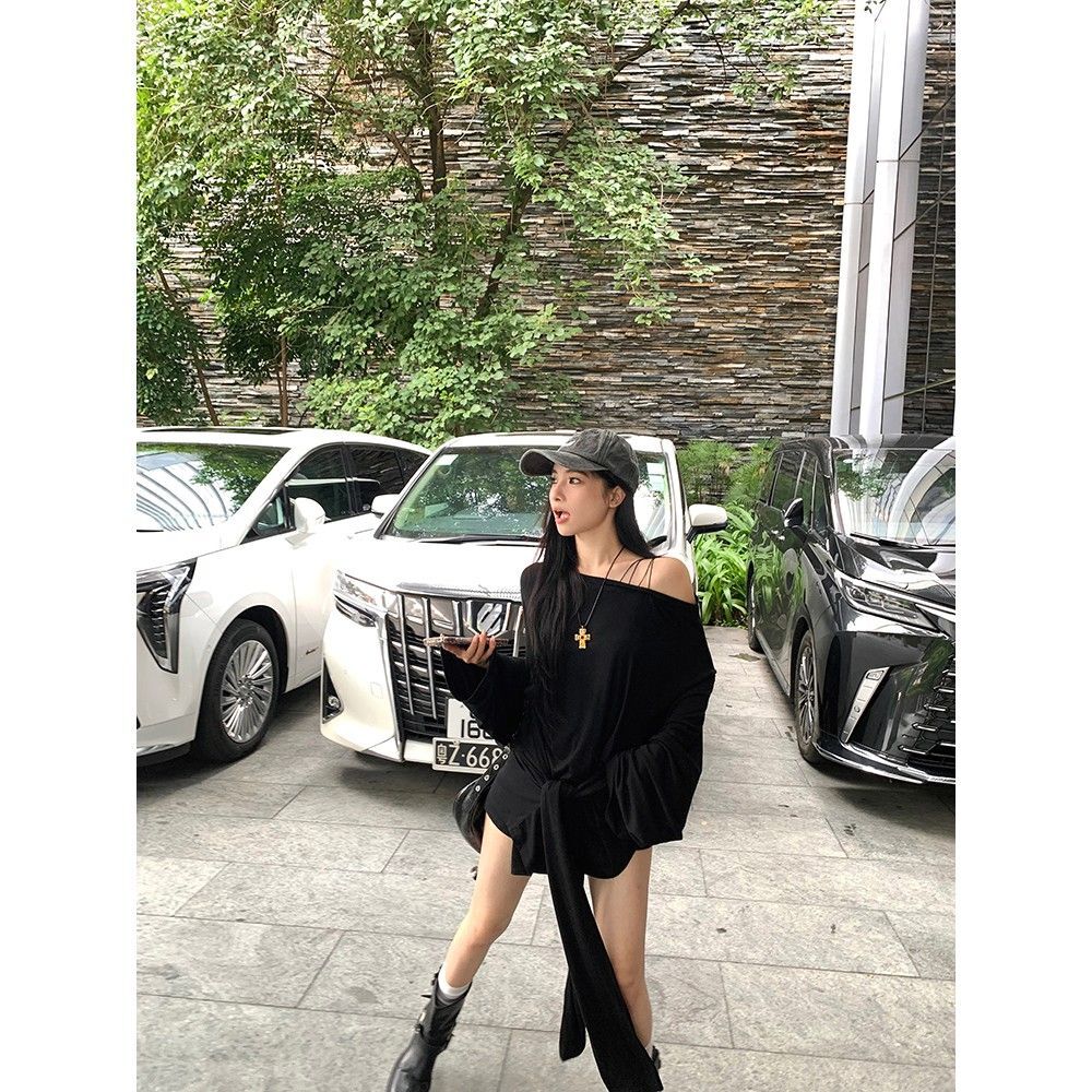 Irregular black off-shoulder long-sleeved T-shirt dress for early autumn, stylish and slimming with a tie-up skirt.