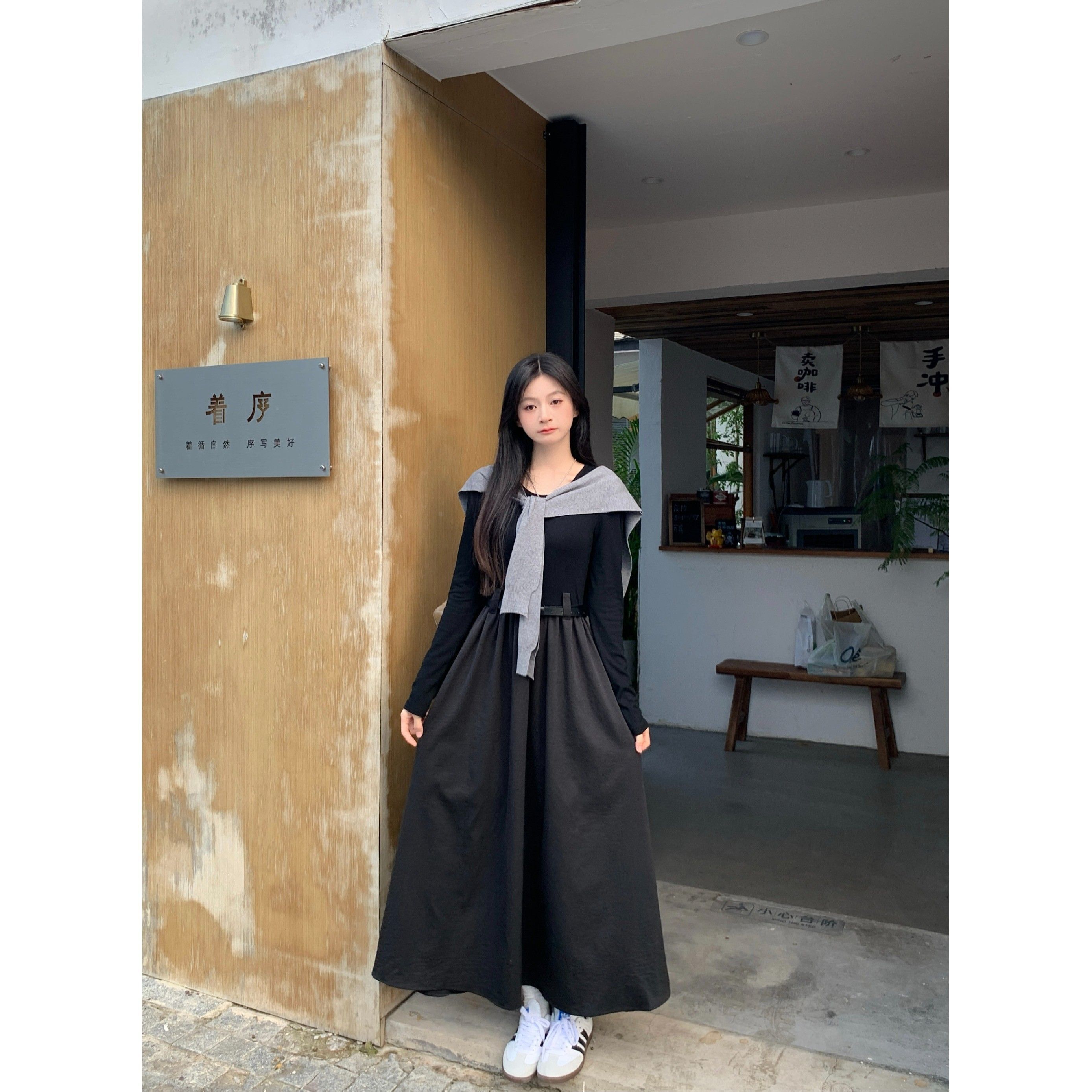 Retro-style solid color round neck slimming long-sleeved dress for women, autumn design with long sleeves and A-line skirt with shawl.