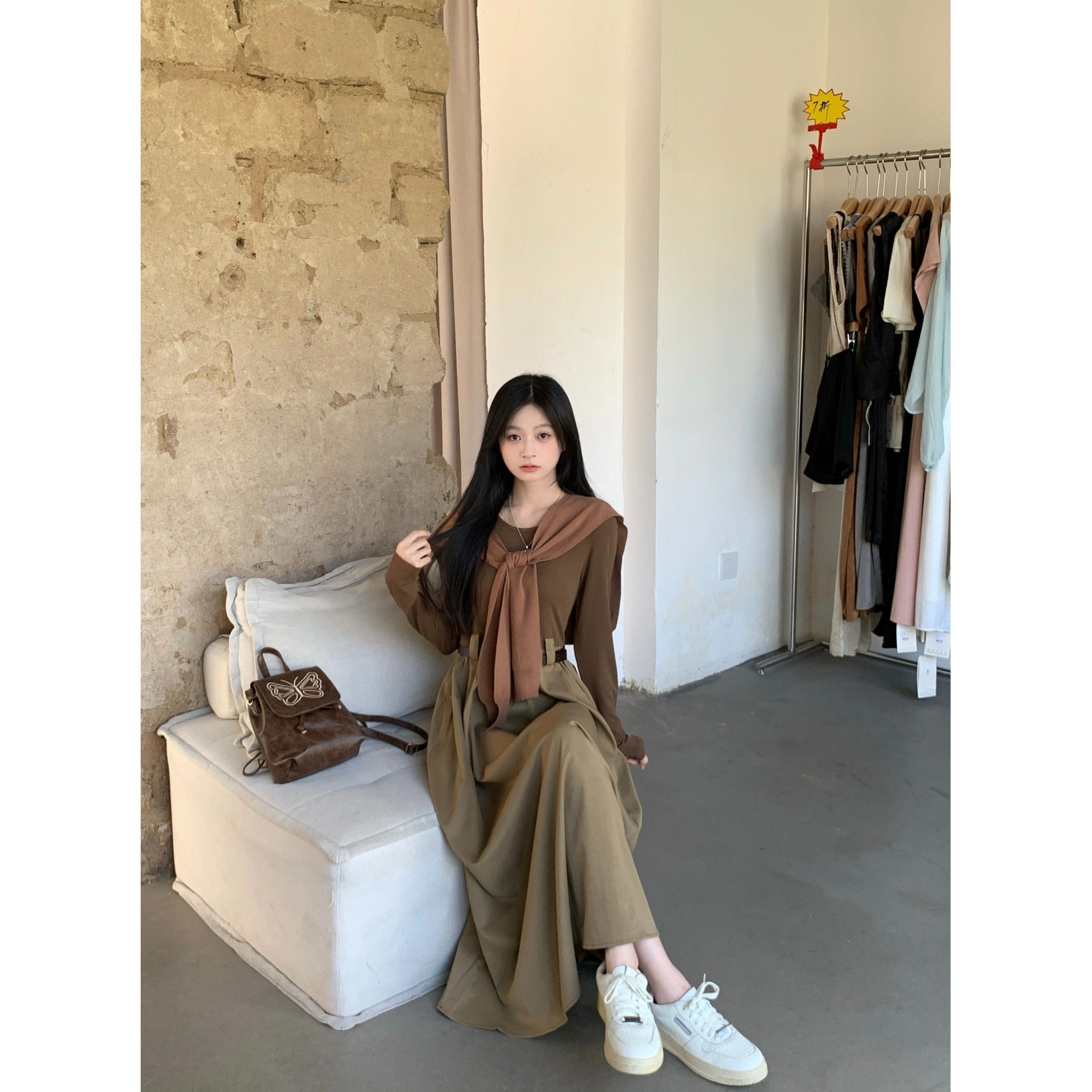 Retro-style solid color round neck slimming long-sleeved dress for women, autumn design with long sleeves and A-line skirt with shawl.