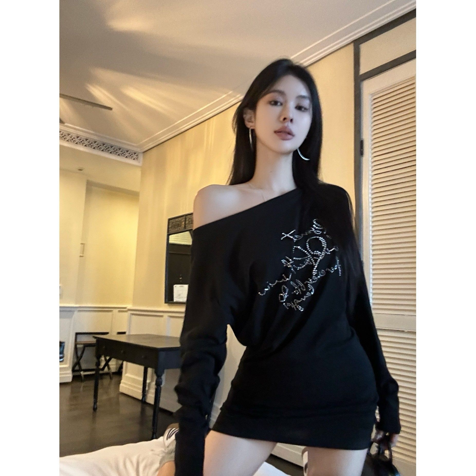 Korean style niche 2024 new hot girl slim casual versatile loose rhinestone off-shoulder long sleeve jumpsuit
