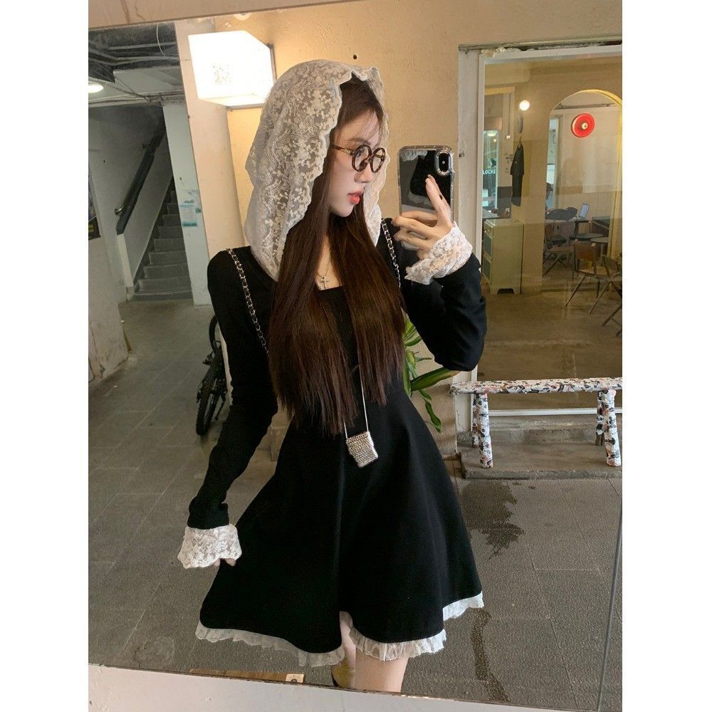 Lace-trimmed hooded knit dress for women, autumn style, fitted waist, sweet and spicy long-sleeved A-line skirt.