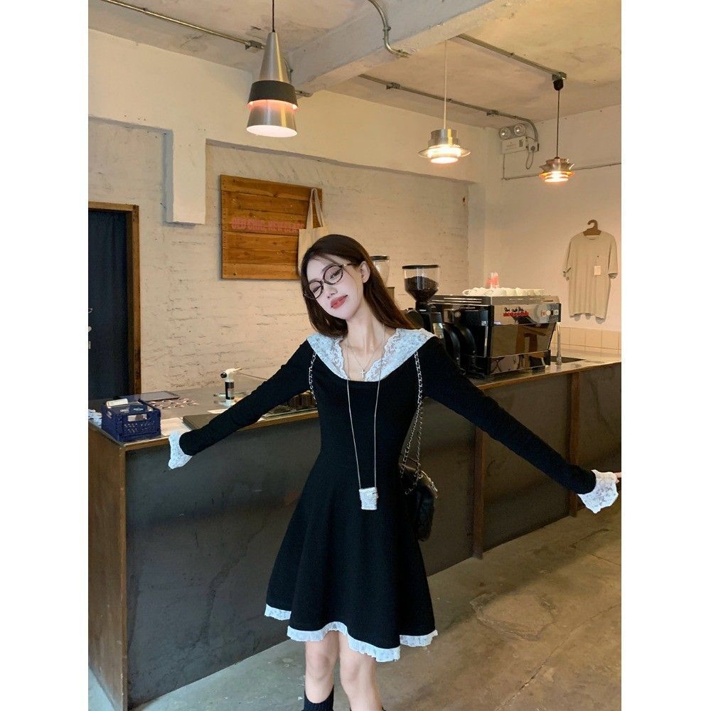 Lace-trimmed hooded knit dress for women, autumn style, fitted waist, sweet and spicy long-sleeved A-line skirt.