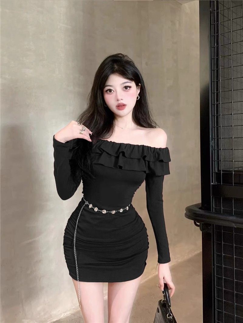Hot girl off-shoulder ruffled collar dress, pure and sexy design, elegant and slimming, pleated bodycon mini skirt
