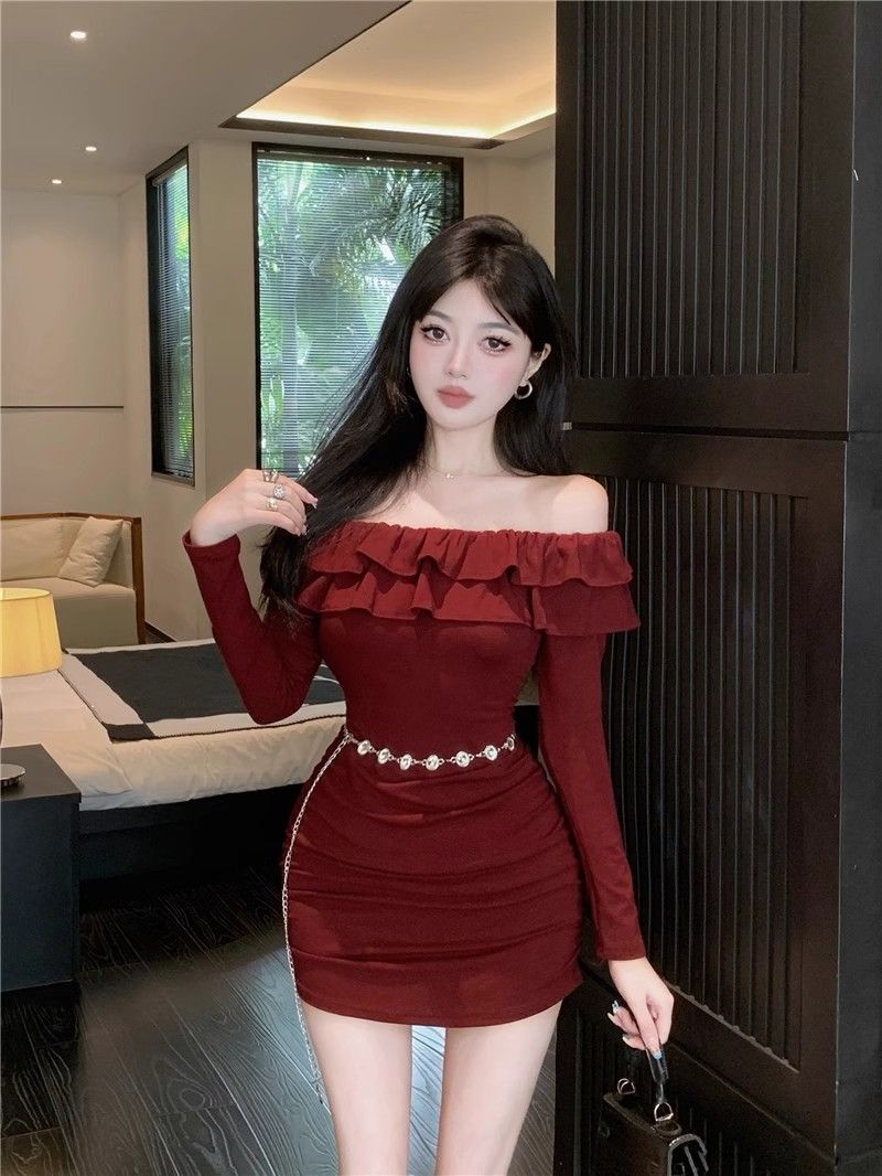 Hot girl off-shoulder ruffled collar dress, pure and sexy design, elegant and slimming, pleated bodycon mini skirt