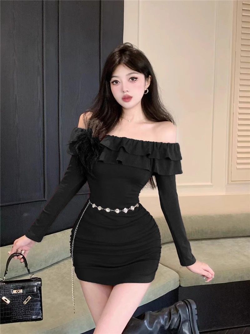 Hot girl off-shoulder ruffled collar dress, pure and sexy design, elegant and slimming, pleated bodycon mini skirt