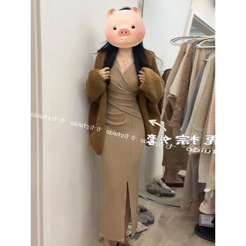 Sexy crossover V-neck pleated dress, women's winter 2024 new style, elegant and versatile, slimming and flattering.