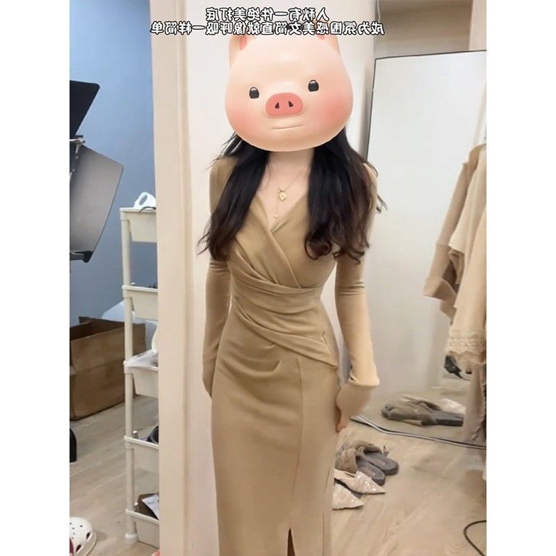 Sexy crossover V-neck pleated dress, women's winter 2024 new style, elegant and versatile, slimming and flattering.