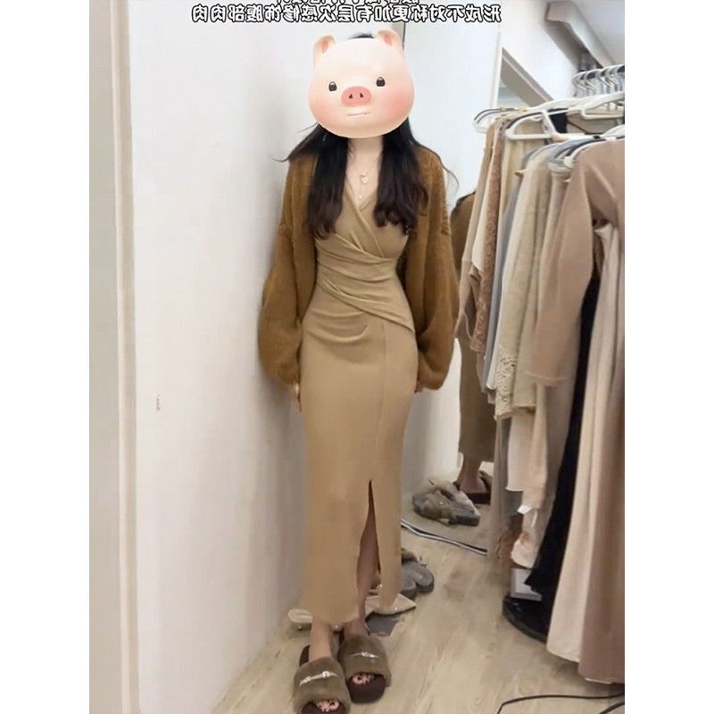 Sexy crossover V-neck pleated dress, women's winter 2024 new style, elegant and versatile, slimming and flattering.