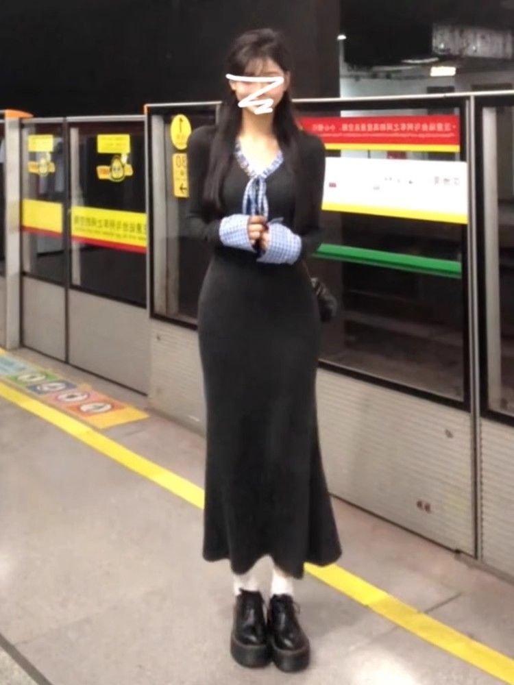 High-end gray long-sleeved knit dress for women, 2024 autumn/winter new style, waist-cinching, bodycon.