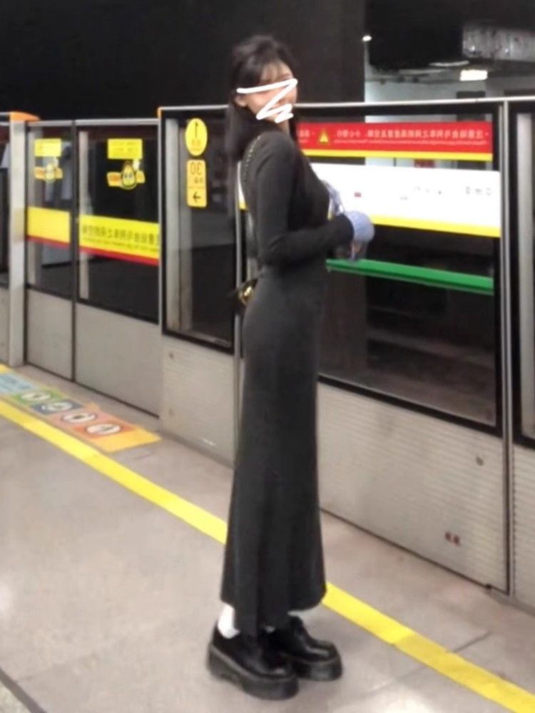 High-end gray long-sleeved knit dress for women, 2024 autumn/winter new style, waist-cinching, bodycon.