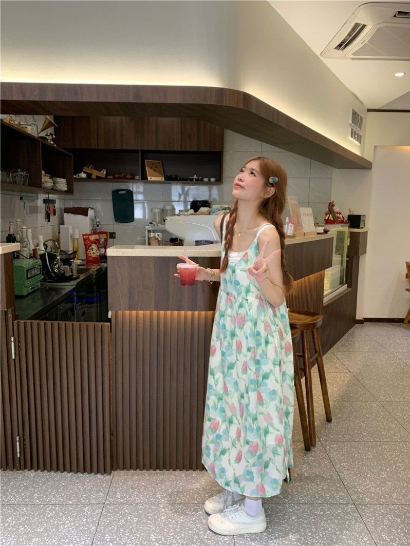 A stunningly beautiful tulip-print beach vacation dress for women, featuring a V-neck spaghetti strap design and a sweet, flowing beach style.