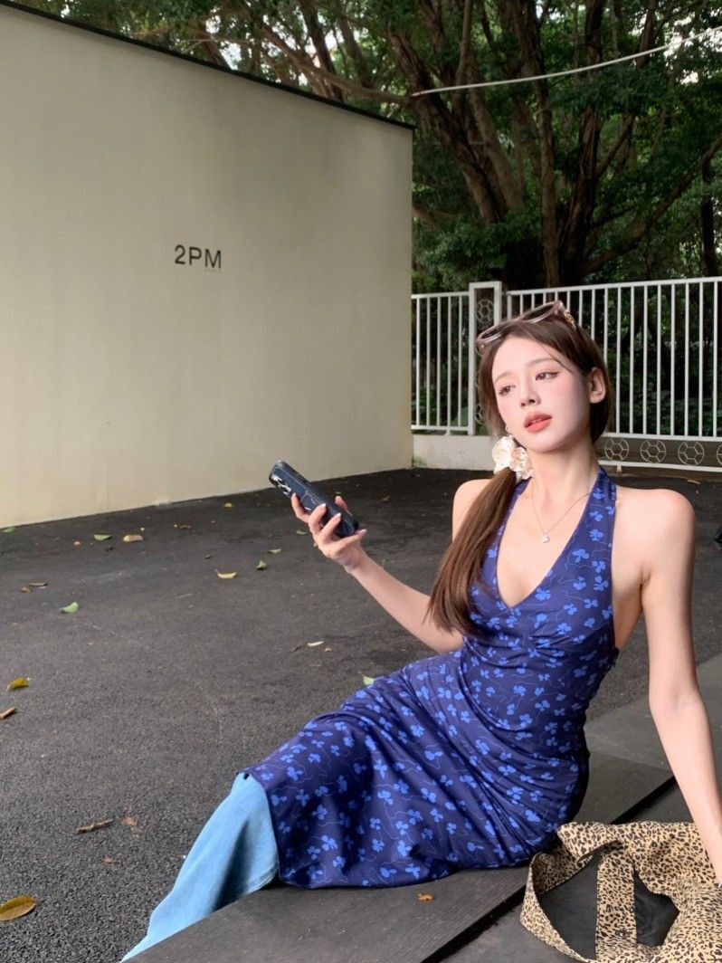 French-style blue V-neck halter dress, summer vacation style, waist-cinching, hip-revealing, fitted floral print sundress.
