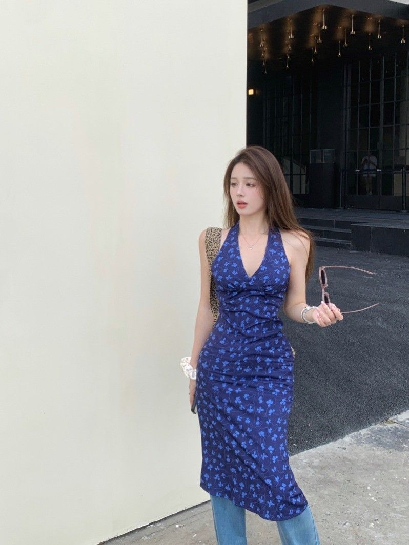 French-style blue V-neck halter dress, summer vacation style, waist-cinching, hip-revealing, fitted floral print sundress.