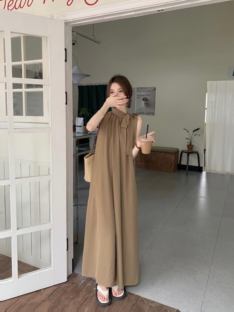 French-style off-shoulder vest dress for women, new summer 2024 style, tie-up design, slimming and elegant, perfect for a vacation.