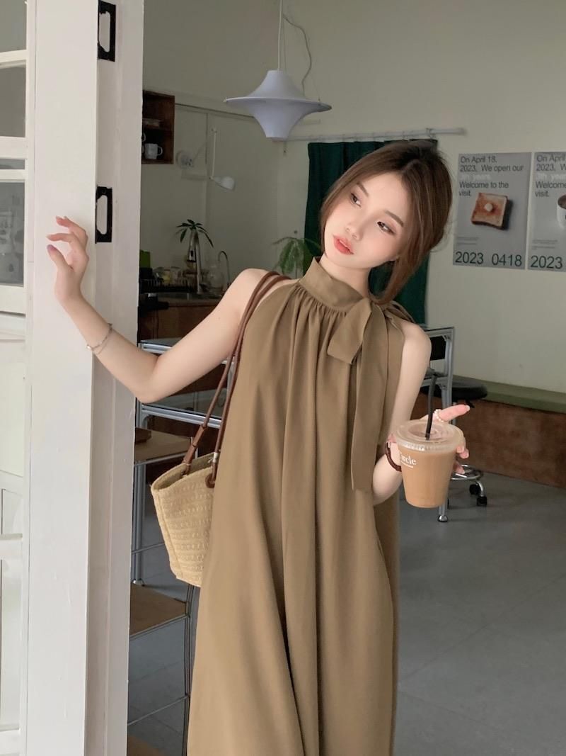 French-style off-shoulder vest dress for women, new summer 2024 style, tie-up design, slimming and elegant, perfect for a vacation.