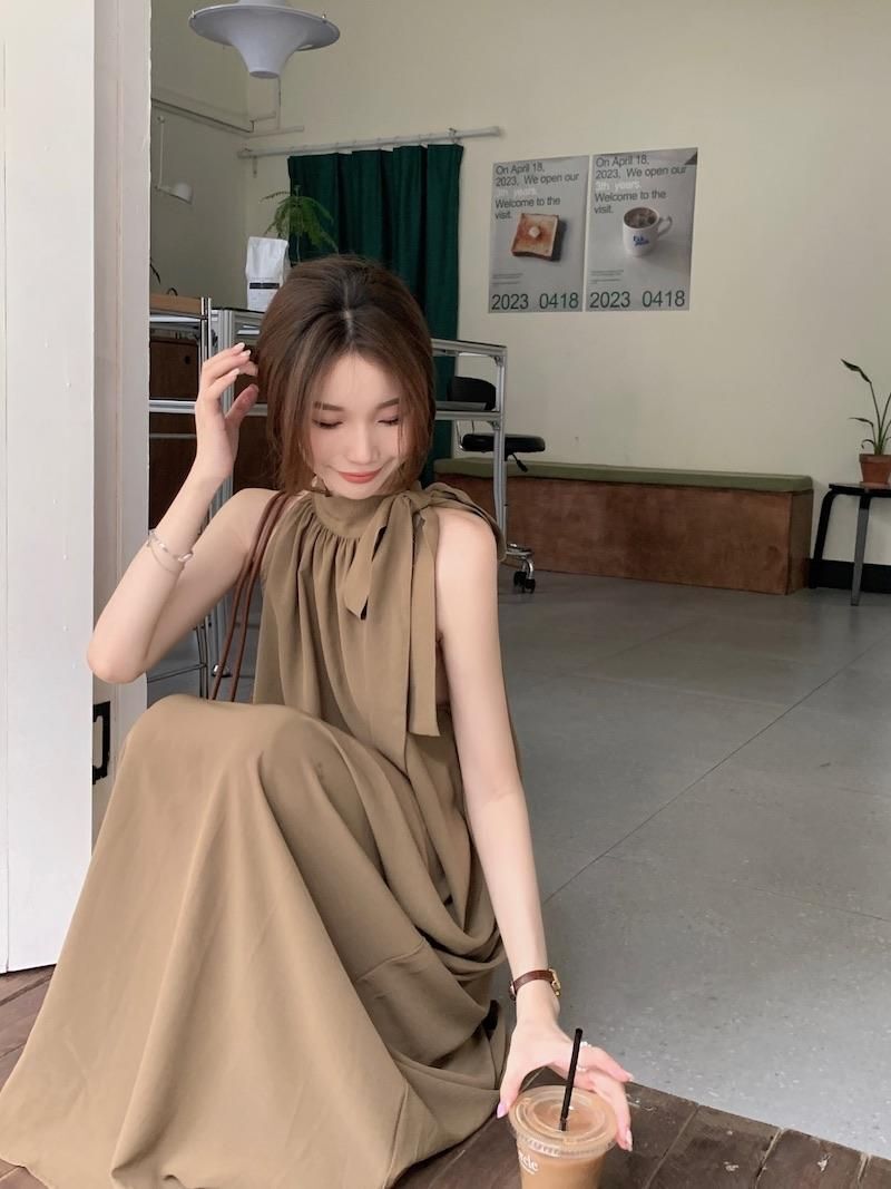 French-style off-shoulder vest dress for women, new summer 2024 style, tie-up design, slimming and elegant, perfect for a vacation.