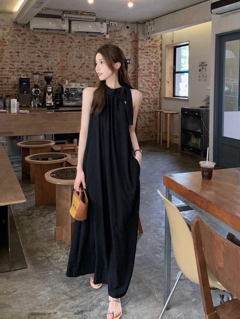 French-style off-shoulder vest dress for women, new summer 2024 style, tie-up design, slimming and elegant, perfect for a vacation.