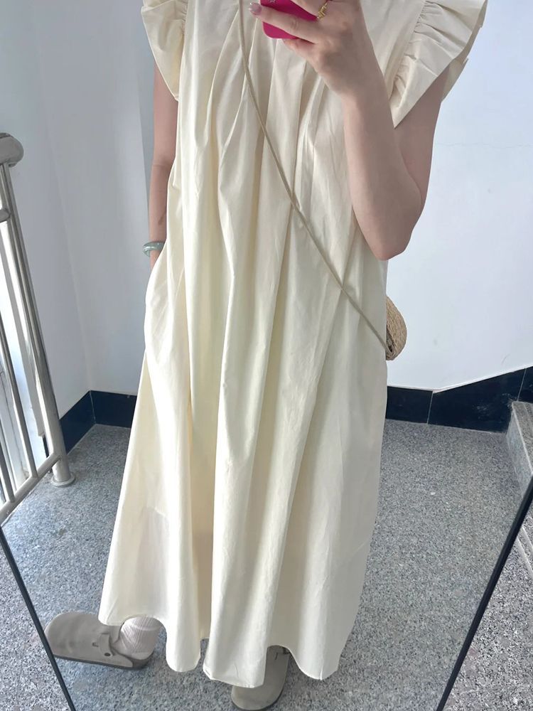 French-style white dress with short flutter sleeves, perfect for petite women, ideal for a beach vacation look, 2024 new style.