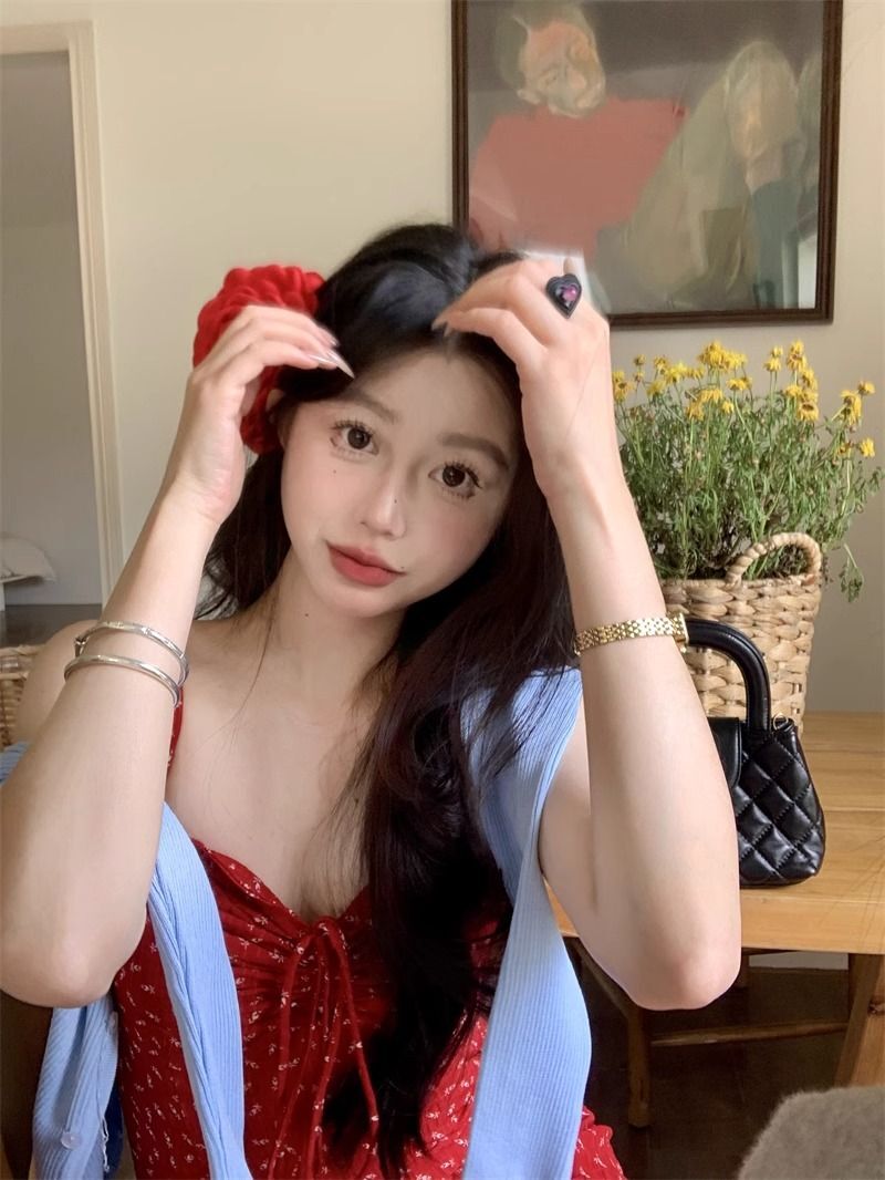 Retro-style sexy pleated red halter dress, women's summer vacation style, slim fit, waist-cinching A-line skirt, short skirt