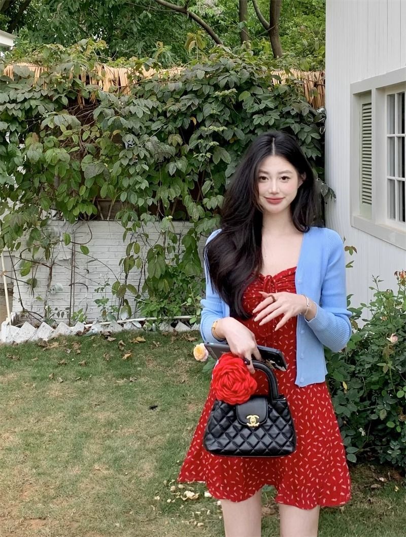 Retro-style sexy pleated red halter dress, women's summer vacation style, slim fit, waist-cinching A-line skirt, short skirt