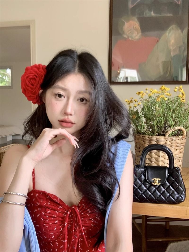 Retro-style sexy pleated red halter dress, women's summer vacation style, slim fit, waist-cinching A-line skirt, short skirt